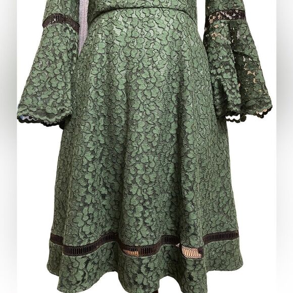Eliza J. (Like New) Hunter Green Lace Bell Sleeve Cold Shoulder Dress (Size: 8) - Picture 16 of 16